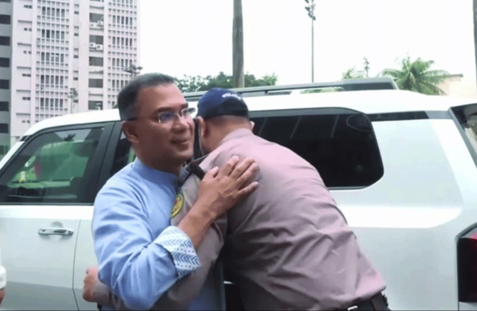 PM Tarique’s embrace with police sergeant garners praise