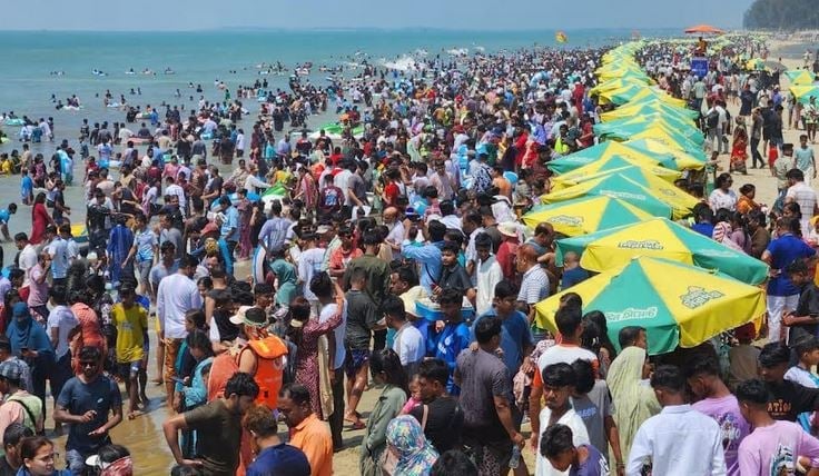 Cox’s Bazar bustling with tourists during Eid holidays