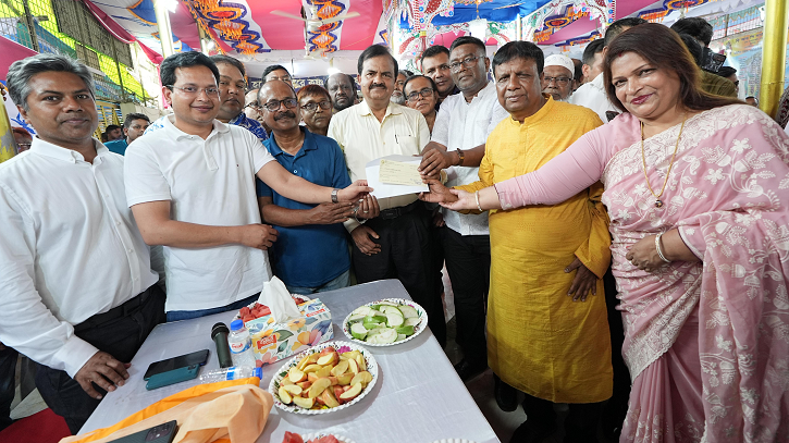 প্রধানমন্ত্রীর পক্ষ থেকে ঢাকা-১৭ আসনে ৪টি মন্দিরে আর্থিক সহায়তা