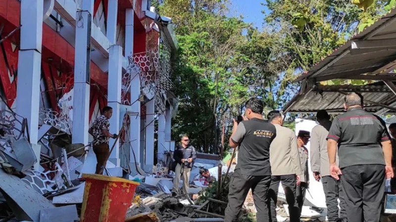 7.4 magnitude powerful earthquake in Indonesia, tsunami warning