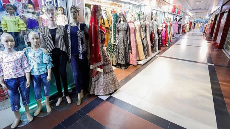 Decision to close all shops and shopping malls across the country by 8 PM
