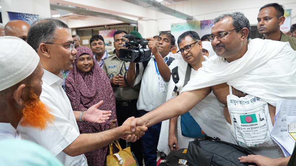 PM exchanges pleasantries with Hajj pilgrims at Ashkona Camp