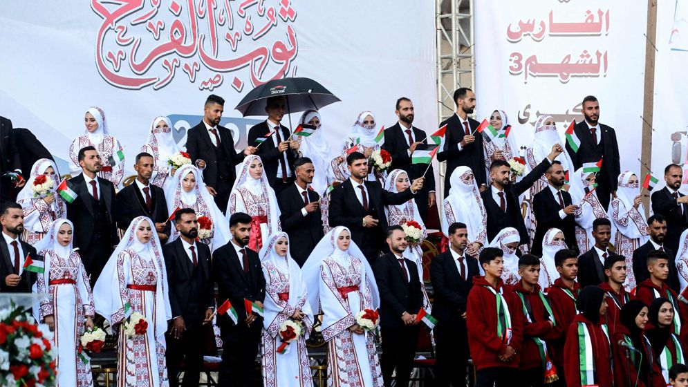 300 couples got married in war-torn Gaza in a single day