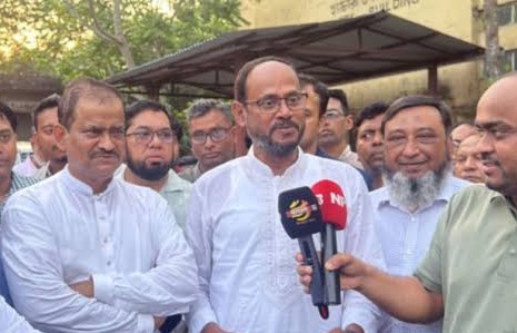 রাউজানের গহিরা মোবারকখীল হ্যাচারি পরিদর্শনকালে সাংবাদিকদের সাথে কথা বলছেন মৎস্য ও প্রাণিসম্পদ প্রতিমন্ত্রী সুলতান সালাউদ্দিন টুকু