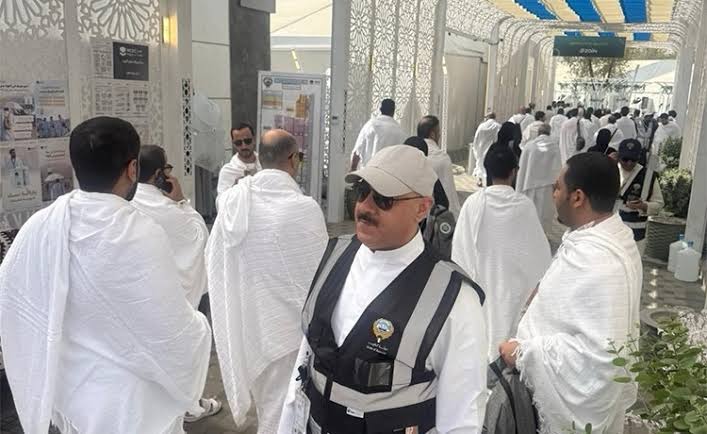 Return Hajj flights begin as pilgrims head home