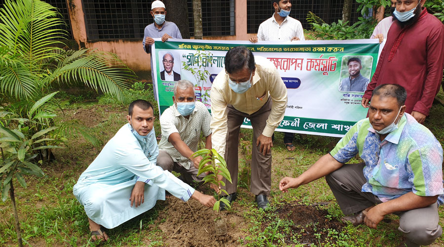 ফেনীতে সবুজ আন্দোলনের উদ্যোগে বৃক্ষরোপণ কর্মসুচি অনুষ্ঠিত