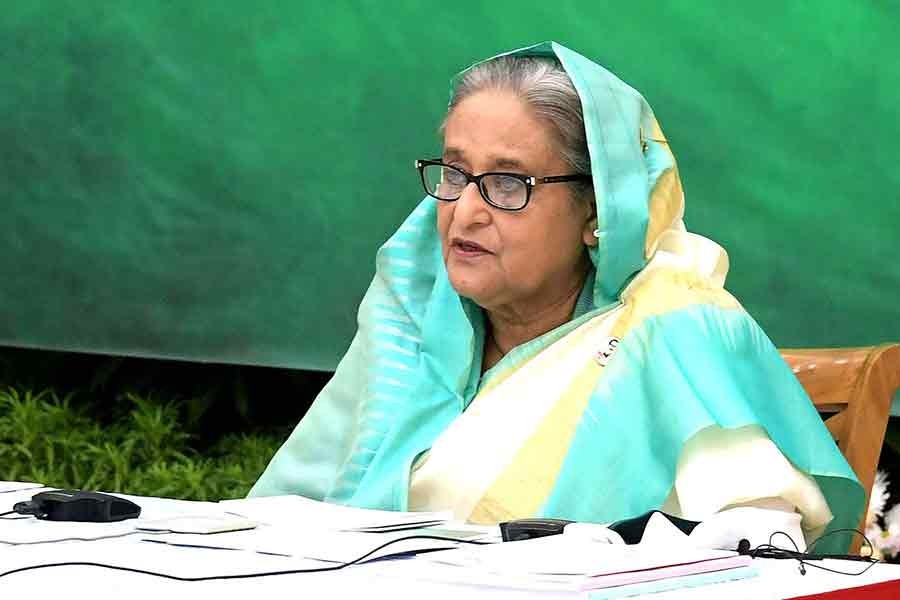PM asks DCs to perform duties overcoming fear, greed