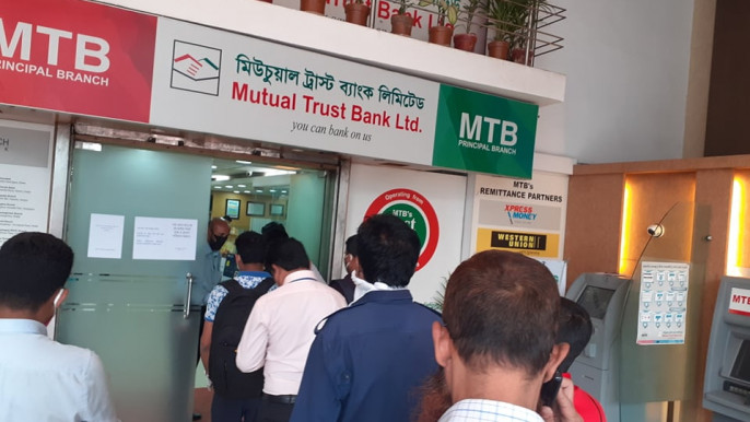 Mad rush for cash withdrawals ahead of 10-day holiday