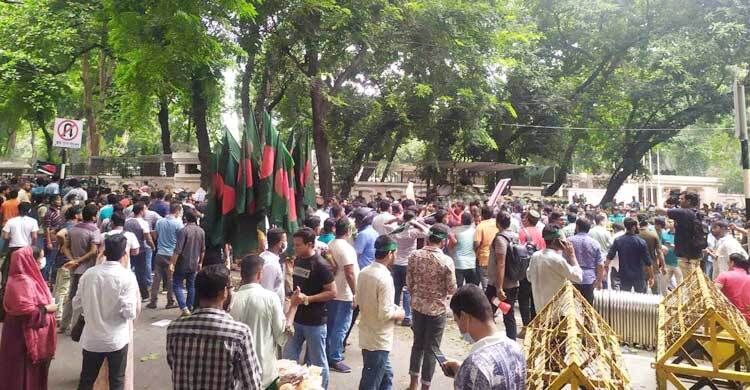 ইউনূসের বাসভবনের সামনে অবস্থান