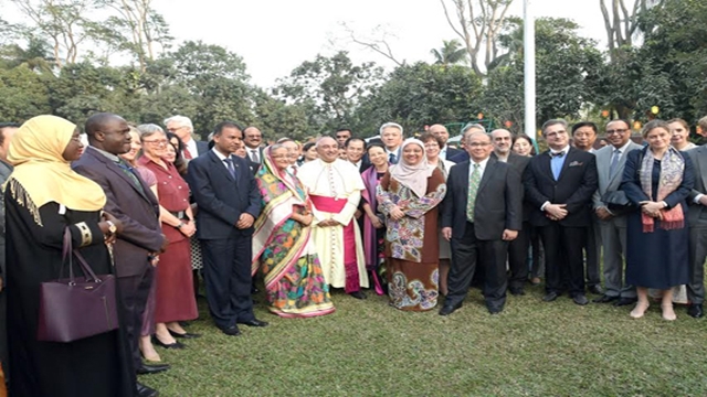 PM hosts tea party for foreign diplomats.