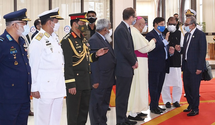 President returns home after overseas treatment