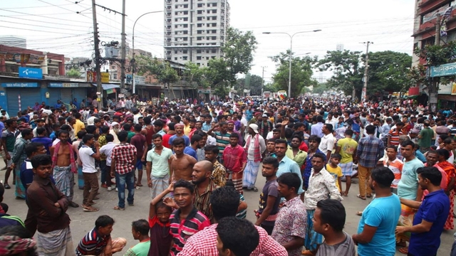 Rickshaw-pullers block road in Rampura protesting rickshaw ban