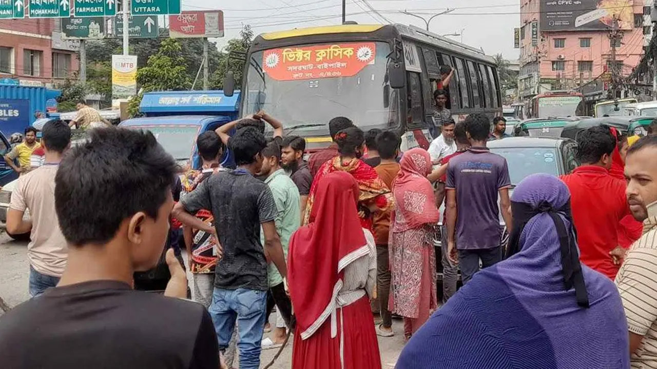 শ্রমিকদের অবরোধ বাড্ডা-রামপুরা সড়কে 