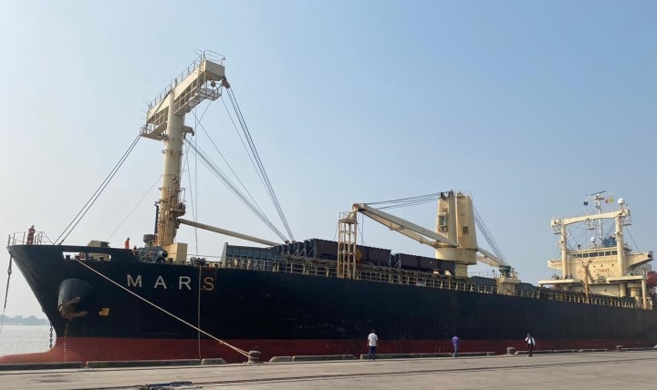 5th consignment of Bangabandhu Rail Bridge reaches Mongla port