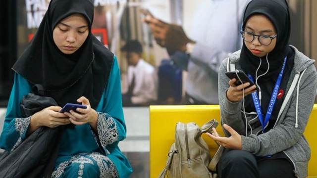 Malaysia approves law banning fake news ahead of elections
