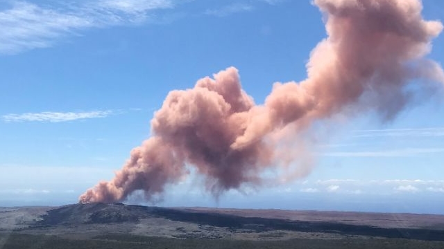 Thousands flee after Hawaii quake triggers new volcano eruptions
