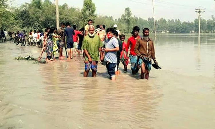 অসময়ে বন্যা, আতঙ্কিত মানুষ