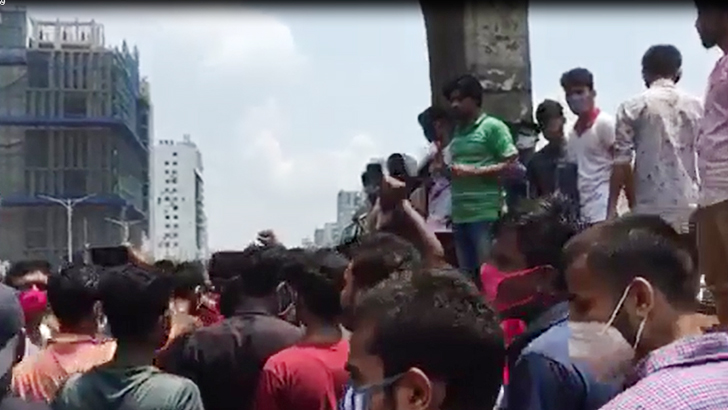 বেতনের দাবিতে উত্তরায় পোশাক শ্রমিকদের বিক্ষোভ