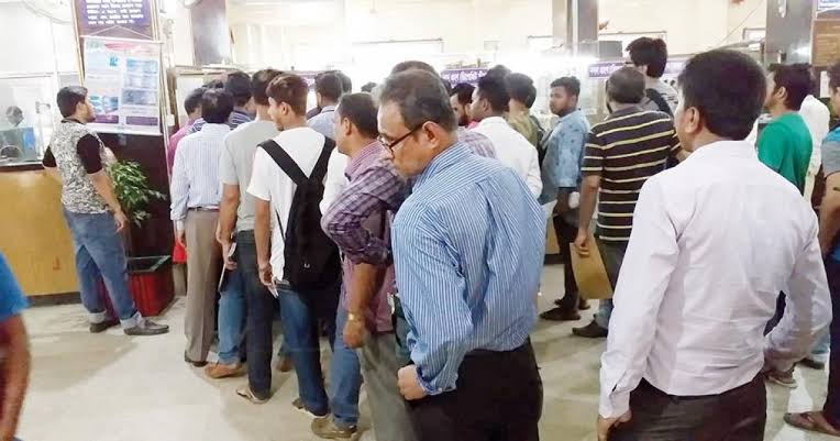Banks face hefty cash withdrawals on last working day before Eid-ul-Adha