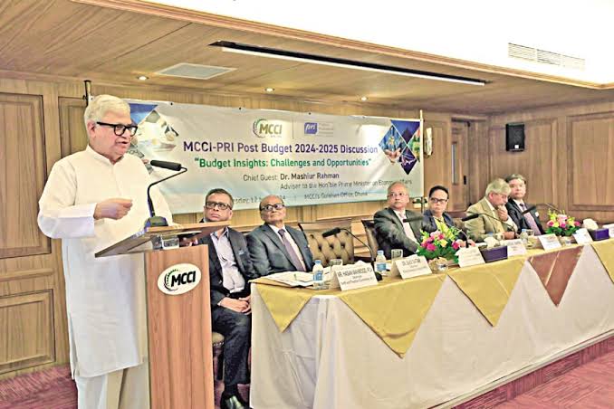 Economists call for budget cuts, central bank tightening