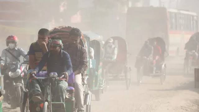 Bangladeshis, Indians, Nepalese and Pakistanis to lose 5-yr of their lives on avg due to air pollution: AQLI
