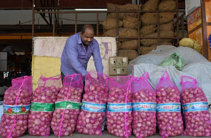 Indian onion price drops Tk 5 per kg in Hili
