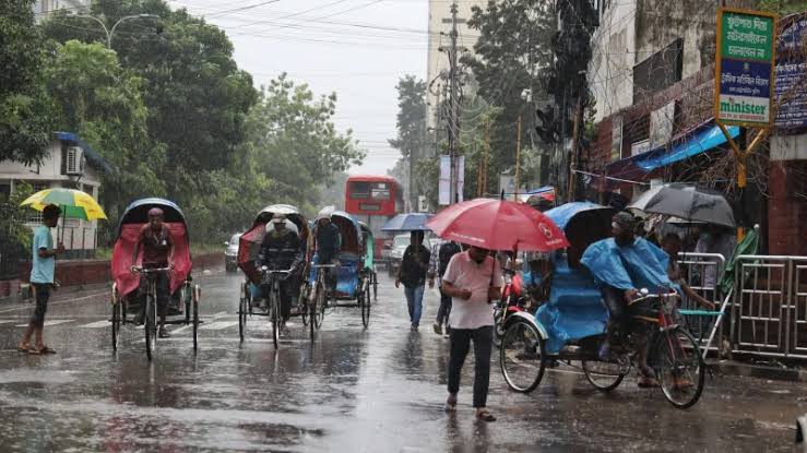 Rain disrupts morning commute in Dhaka