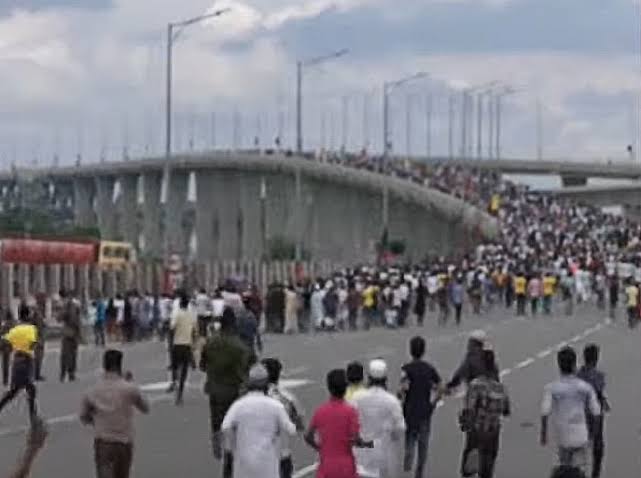 Thousands walk along Padma Bridge after inauguration