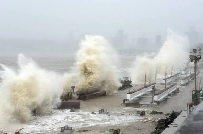 20 die as monster cyclone batters India's west coast