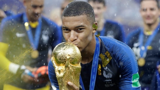 France win World Cup beating Croatia 4-2